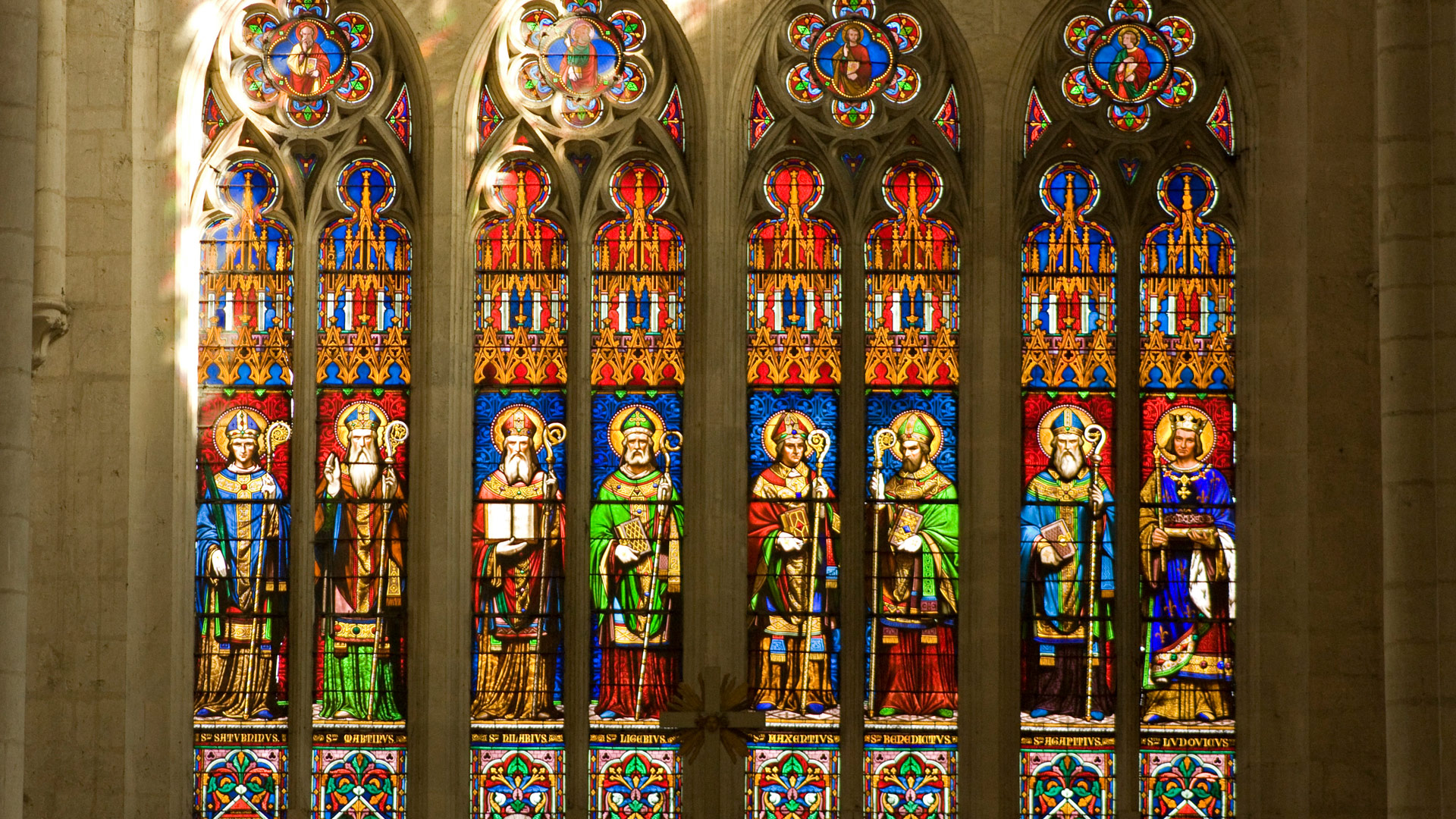 Vitraux de l'Abbatiale de Saint-Maixent-l'Ecole dans les Deux-Sèvres